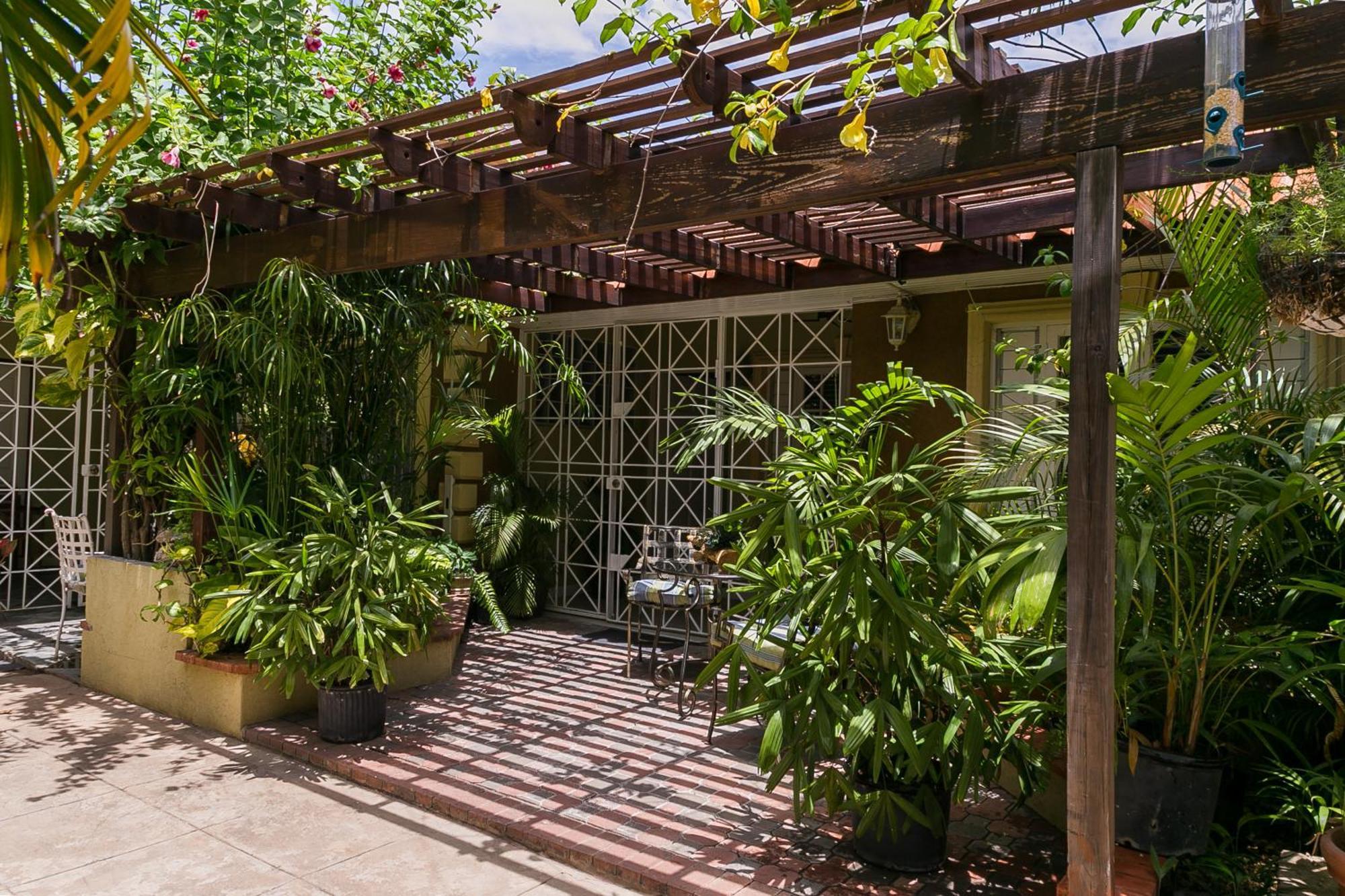 דירות Botanic Bliss Living In קינגסטון מראה חיצוני תמונה